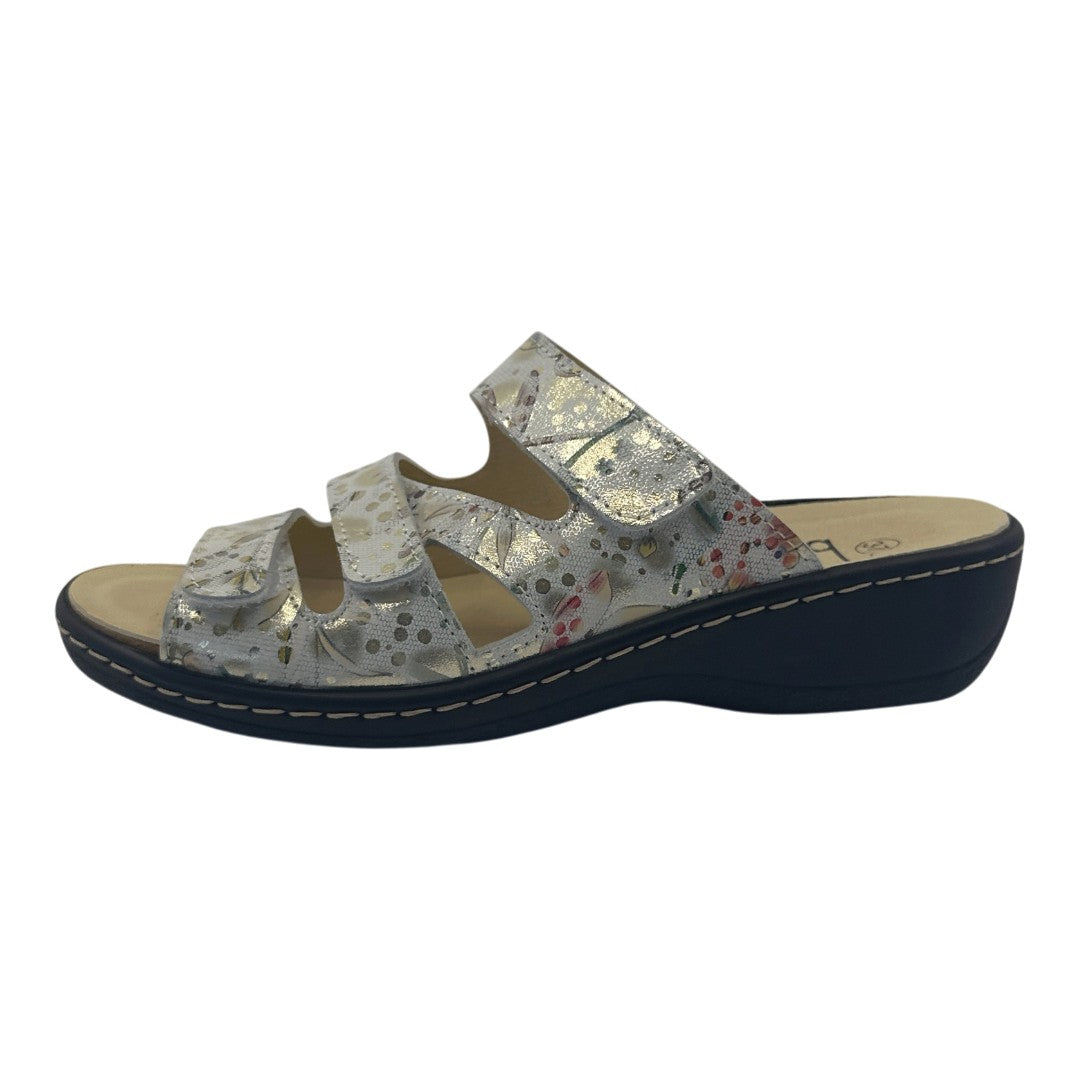 Chinelo Belvida 42.482, cor dourado, vista exterior em perspetiva.