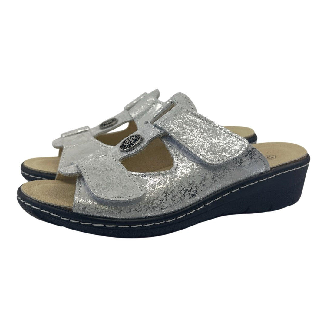 Chinelo Belvida 45.218, cor prateado, par em perspetiva.