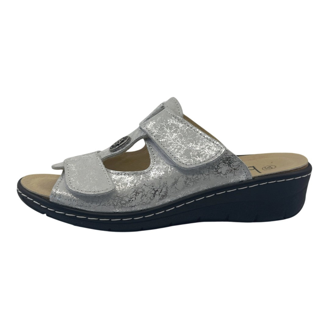 Chinelo Belvida 45.218, cor prateado, vista exterior em perspetiva.