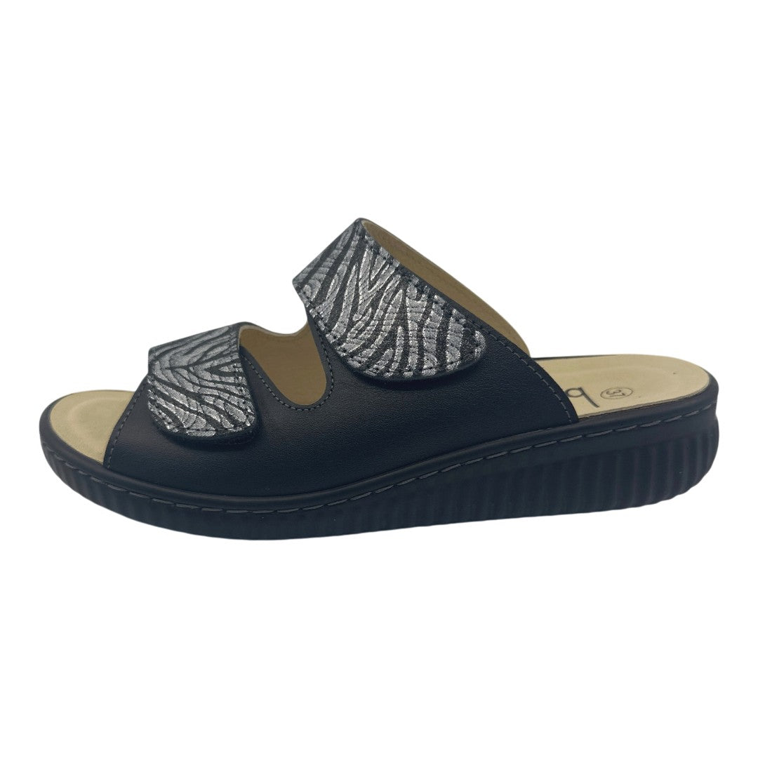Chinelo Belvida 47.202, cor preto, vista exterior em perspetiva.