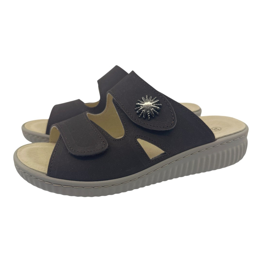 Chinelo Belvida 47.403, cor castanho, par em perspetiva.