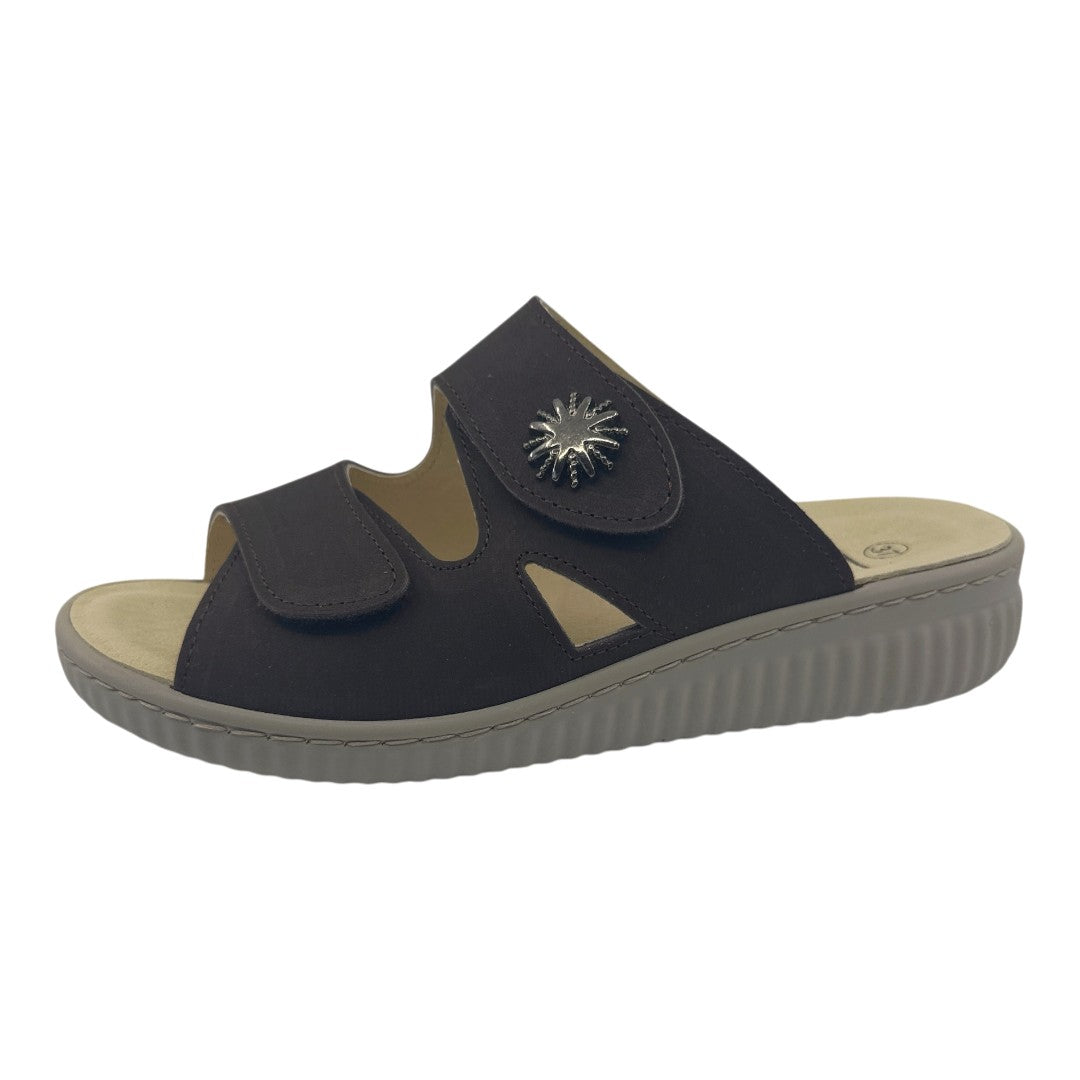 Chinelo Belvida 47.403, cor castanho, vista exterior em perspetiva.