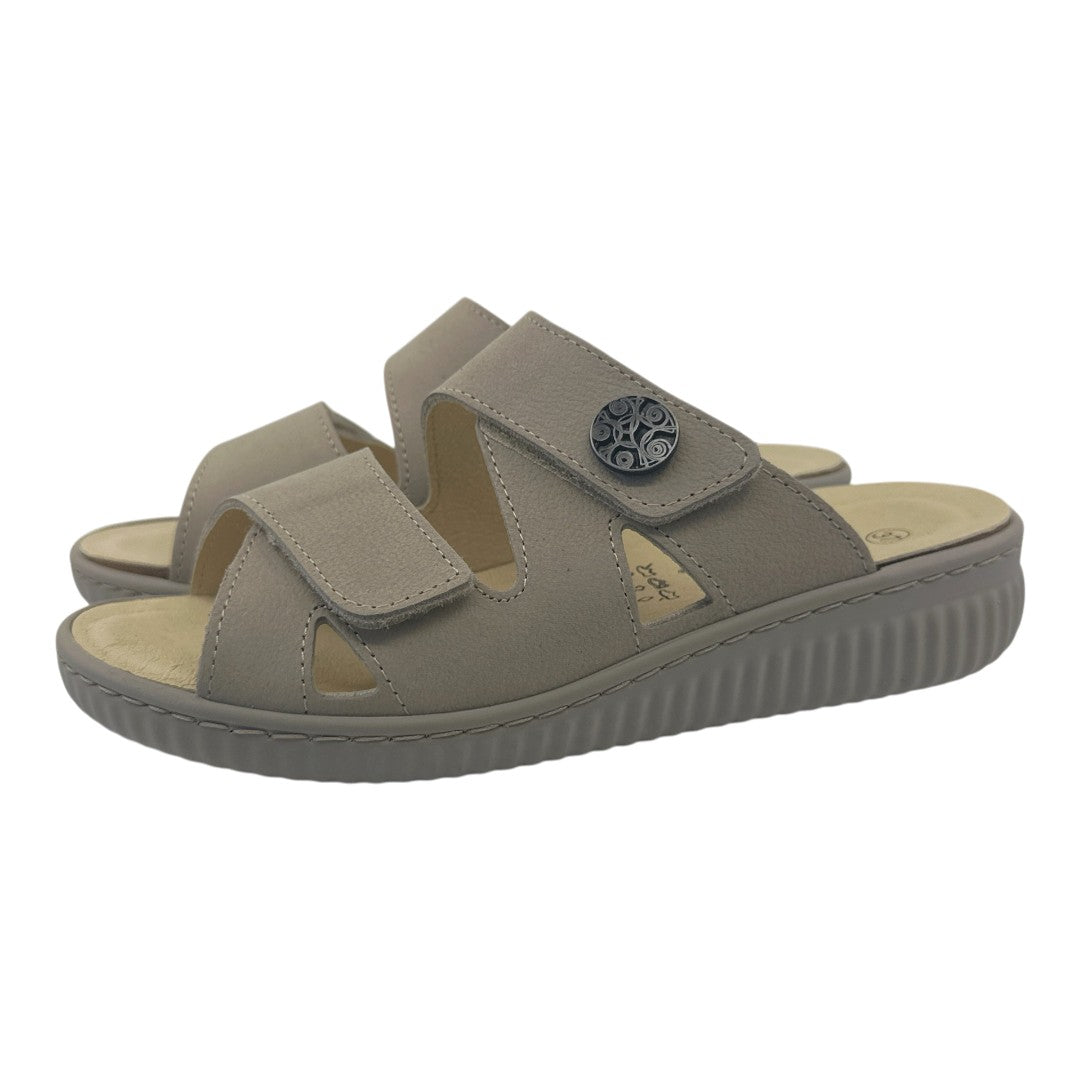 Chinelo Belvida 47.412, cor bege, par em perspetiva.