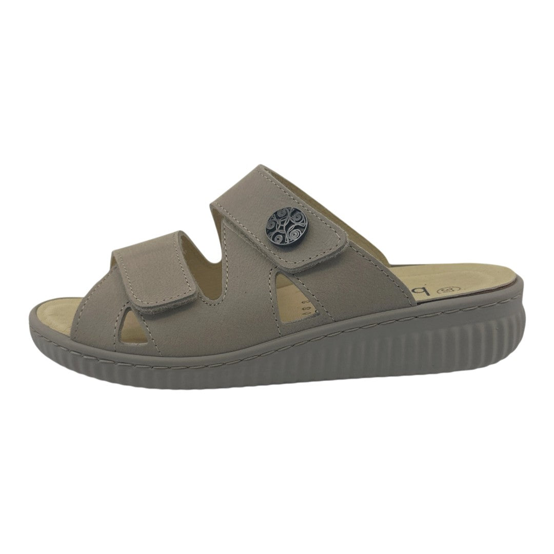 Chinelo Belvida 47.412, cor bege, vista exterior em perspetiva.