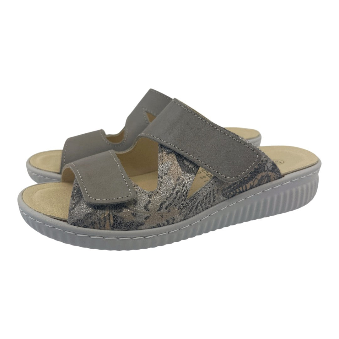 Chinelo Belvida 47.495, cor bege, par em perspetiva.