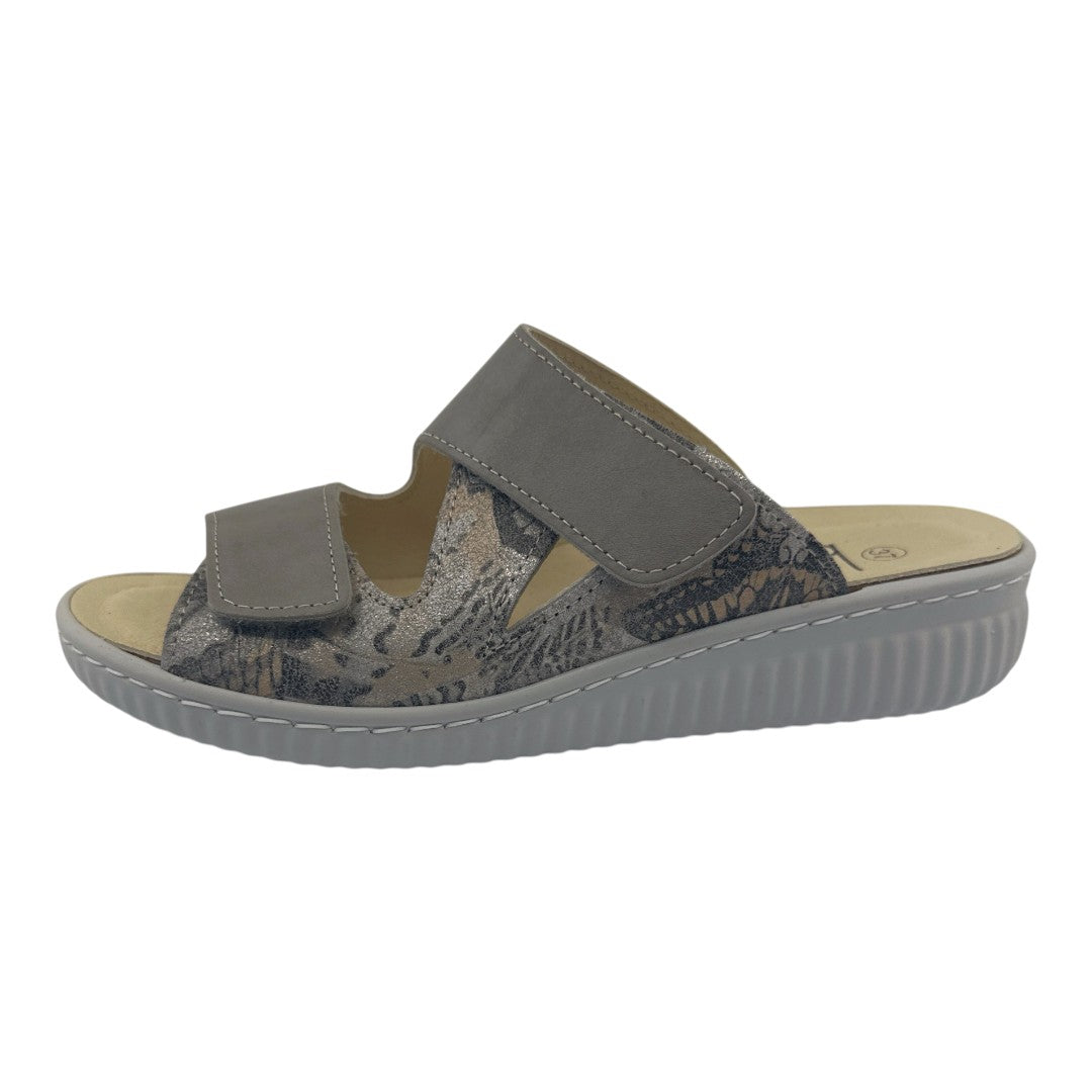 Chinelo Belvida 47.495, cor bege, vista exterior em perspetiva.