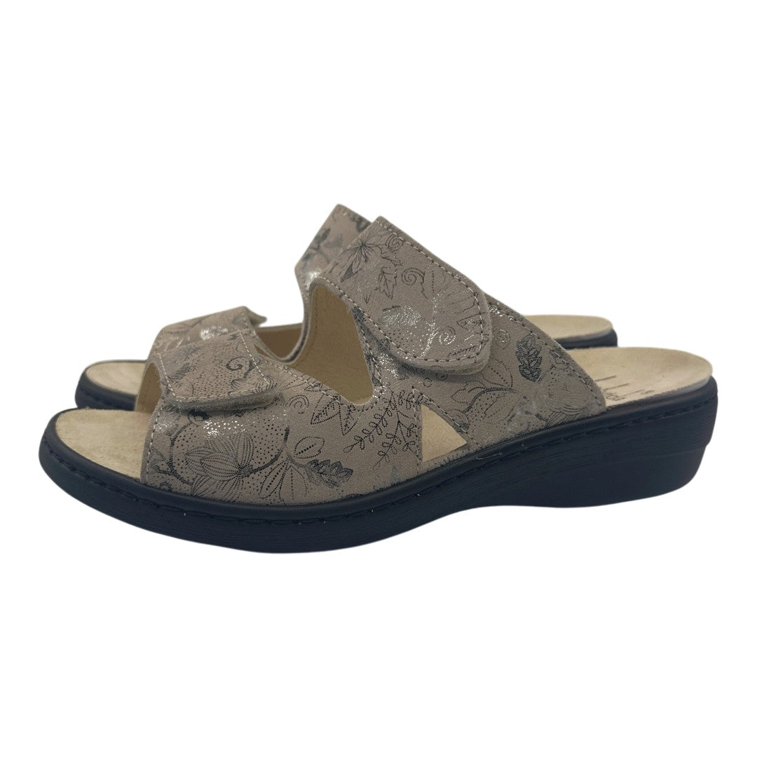 Chinelo Belvida 48.050, cor bege, par em perspetiva.