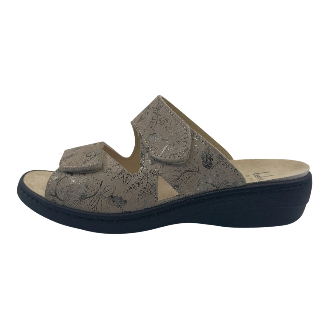 Chinelo Belvida 48.050, cor bege, vista exterior em perspetiva.
