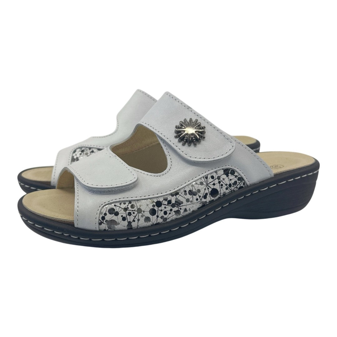 Chinelo Belvida 10.300, cor branco, par em perspetiva.