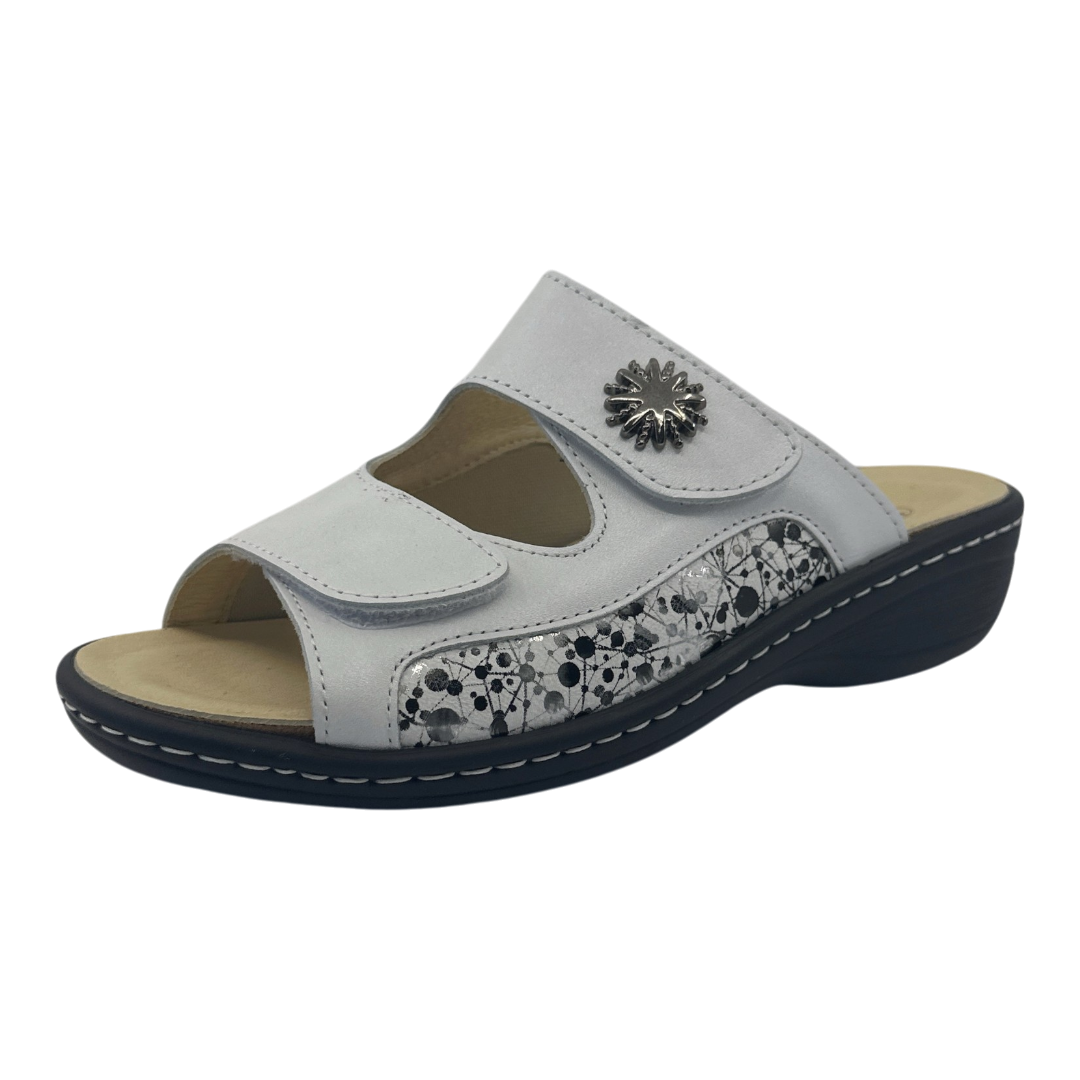Chinelo Belvida 10.300, cor branco, vista em perspetiva.