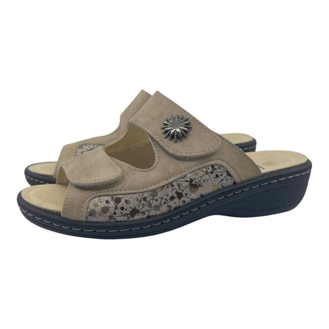 Chinelo Belvida 10.300, cor taupe e bege, par em perspetiva.