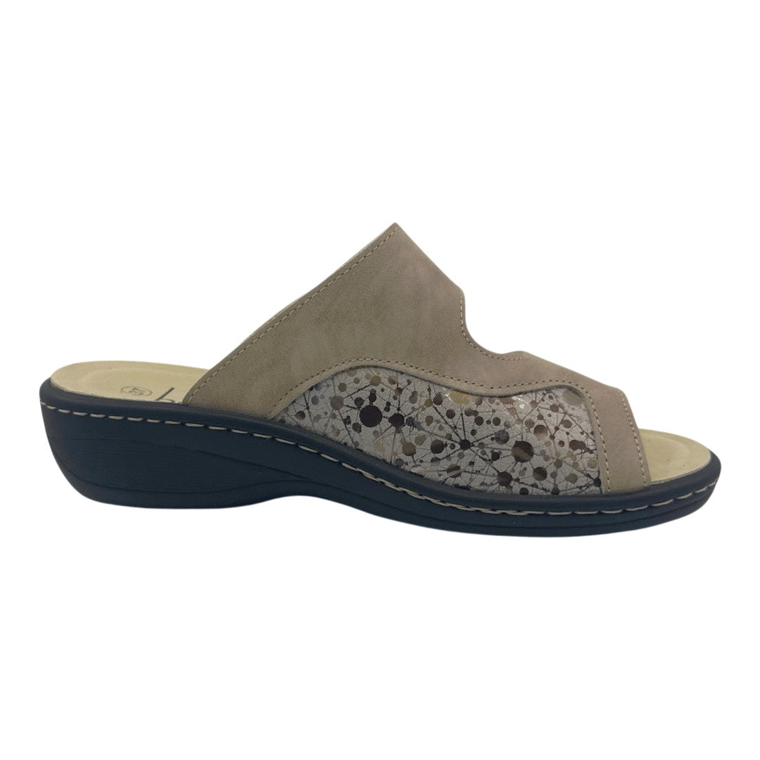 Chinelo Belvida 10.300, cor taupe e bege, vista do lado oposto.