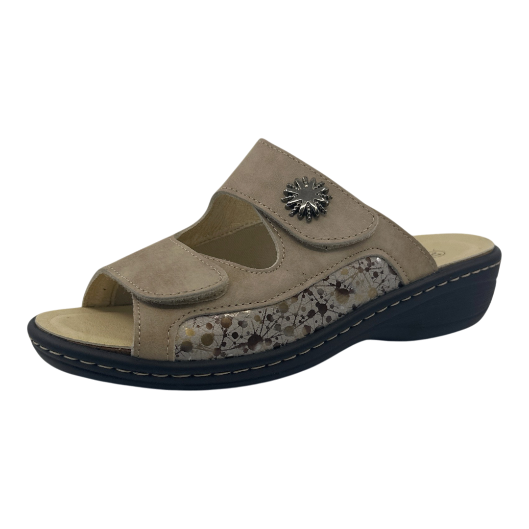 Chinelo Belvida 10.300, cor taupe e bege, vista em perspetiva.
