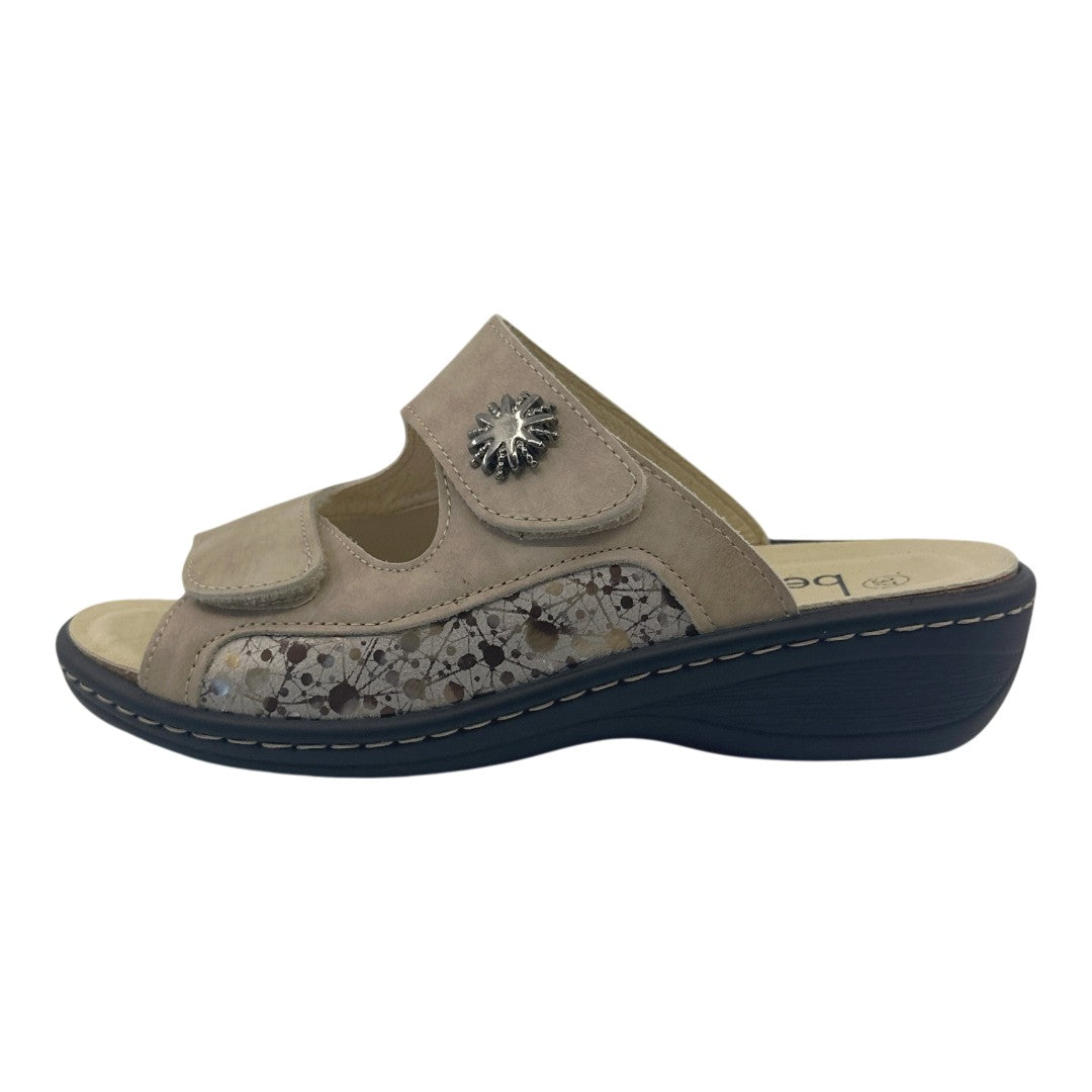 Chinelo Belvida 10.300, cor taupe e bege, vista lateral.