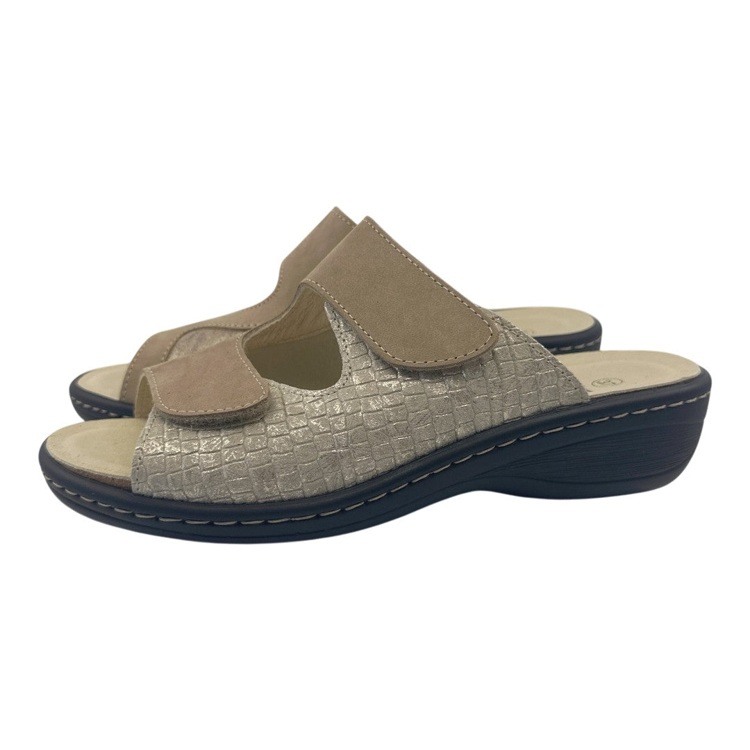 Chinelo Belvida 10.302, cor bege e camel, par em perspetiva.