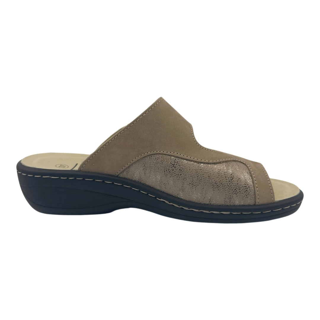 Chinelo Belvida 10.302, cor bege e camel, vista do lado oposto.