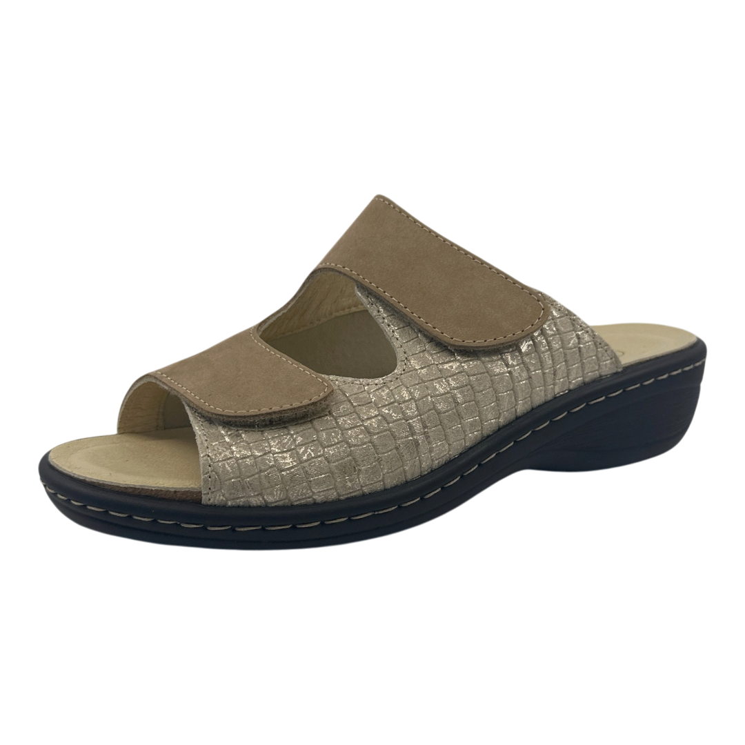 Chinelo Belvida 10.302, cor bege e camel, vista em perspetiva.