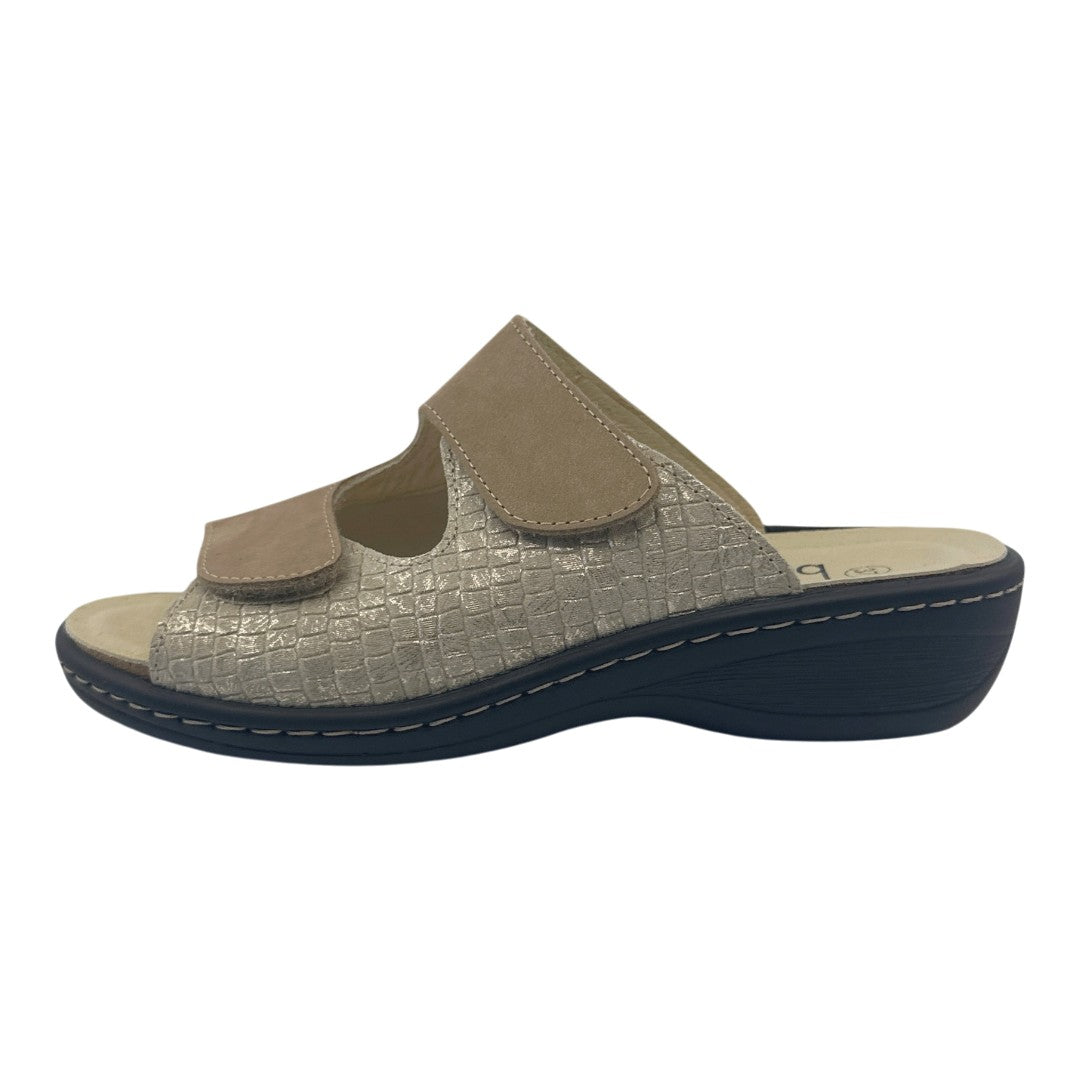Chinelo Belvida 10.302, cor bege e camel, vista lateral.