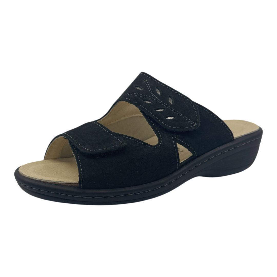Chinelo Belvida 10.304, cor preto, vista em perspetiva.
