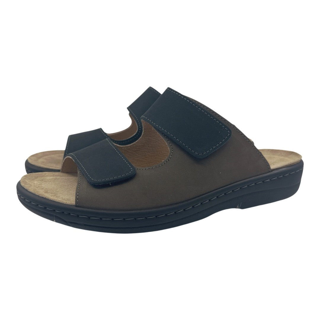 Chinelo Belvida 22.126, cor castanho e azul-marinho, par em perspetiva.