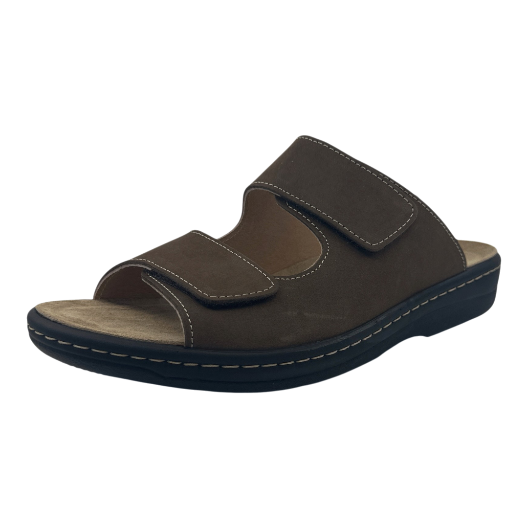 Chinelo Belvida 22.126, cor castanho, vista em perspetiva.
