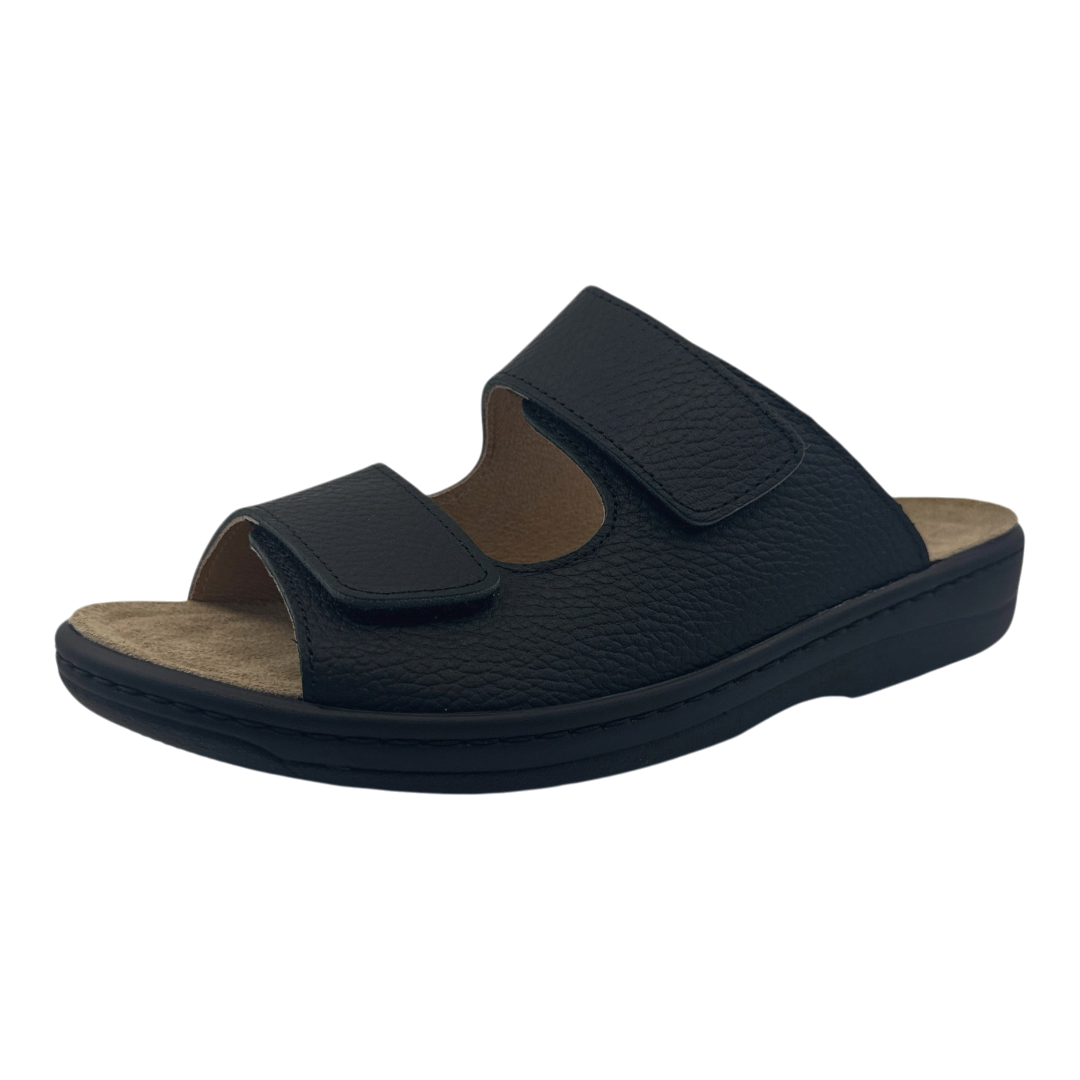 Chinelo Belvida 22.126, cor preto, vista em perspetiva.